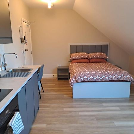Sands House - Luxury Modern Studios With Secure Parking In Epsom, Surrey ภายนอก รูปภาพ